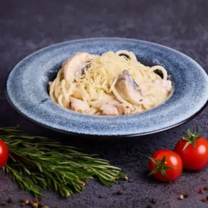 Спагетти с курицей и грибами
